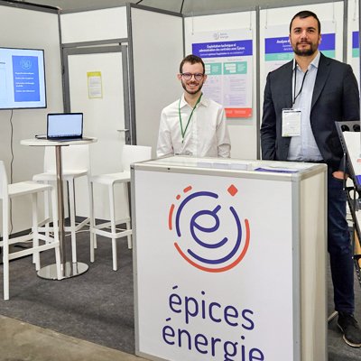 2 salariés d'Épices Énergie sur son stand lors du dernier Forum EnerGaïa